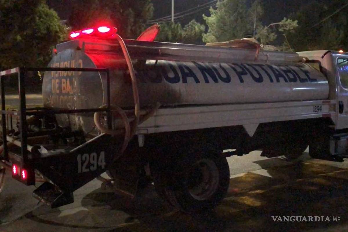 $!Mujer en estado de ebriedad destroza su vehículo al impactar contra pipa