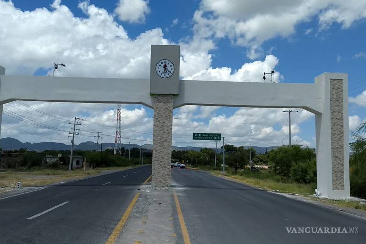 Exigen al alcalde de Nadadores retirar símbolo masónico del arco de bienvenida