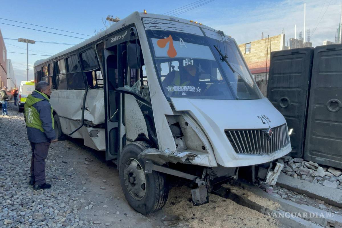 Tren embiste combi de ruta 7A tras ignorar alto y alertas de pasajeros en Saltillo; hay 10 lesionados