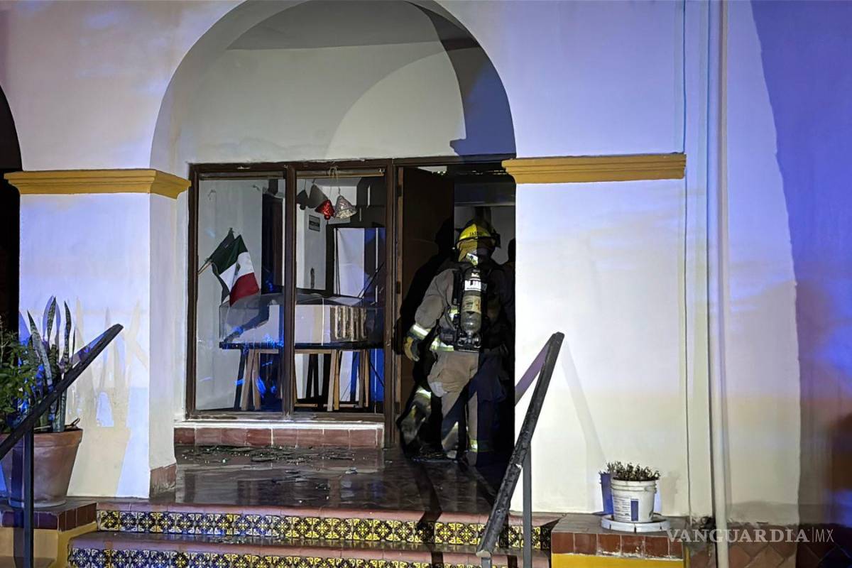 $!Un corto circuito en una computadora generó la movilización en el Centro Histórico.