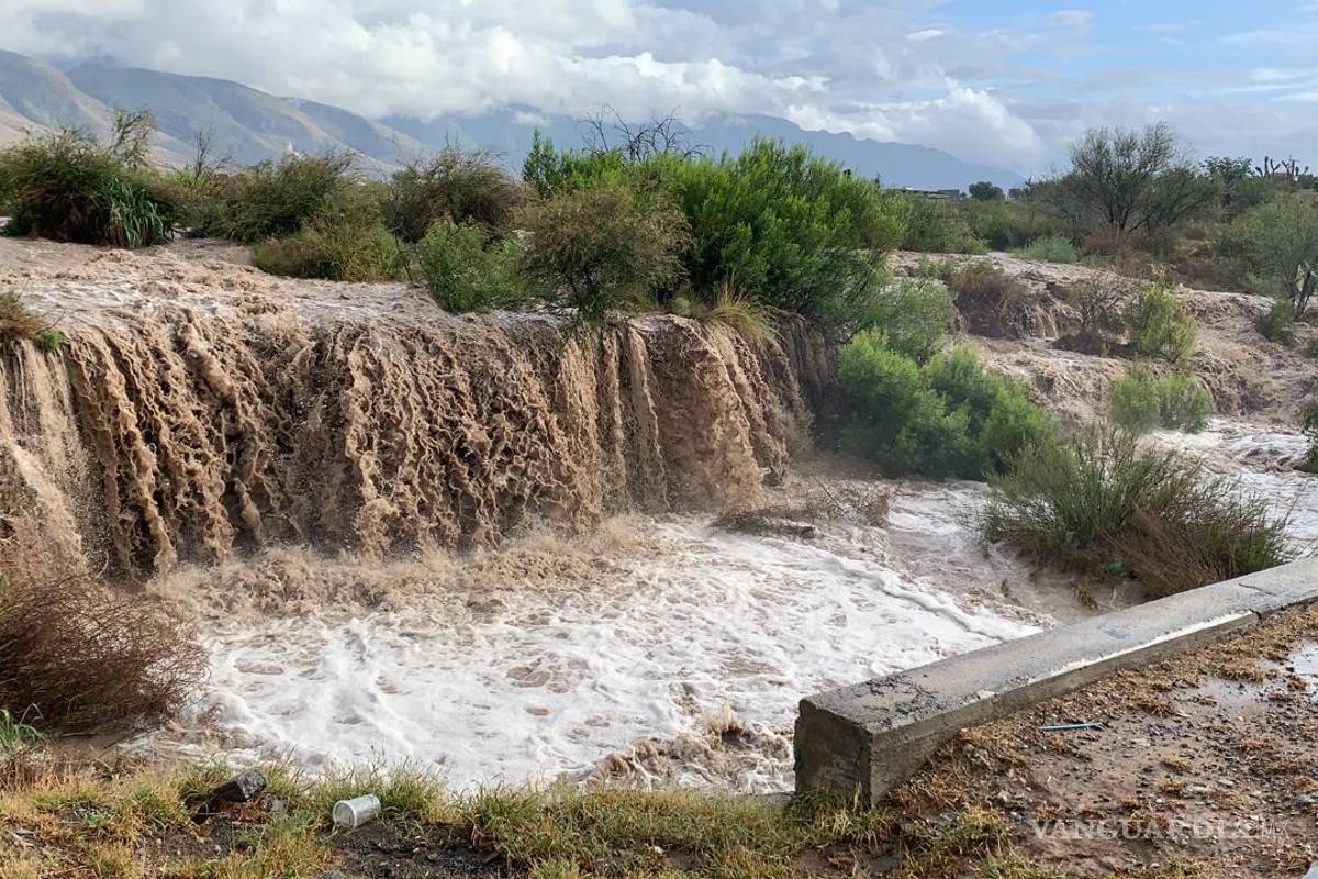 $!Agua de fuertes lluvias arrastra autos en la colonia Mirasierra de Saltillo