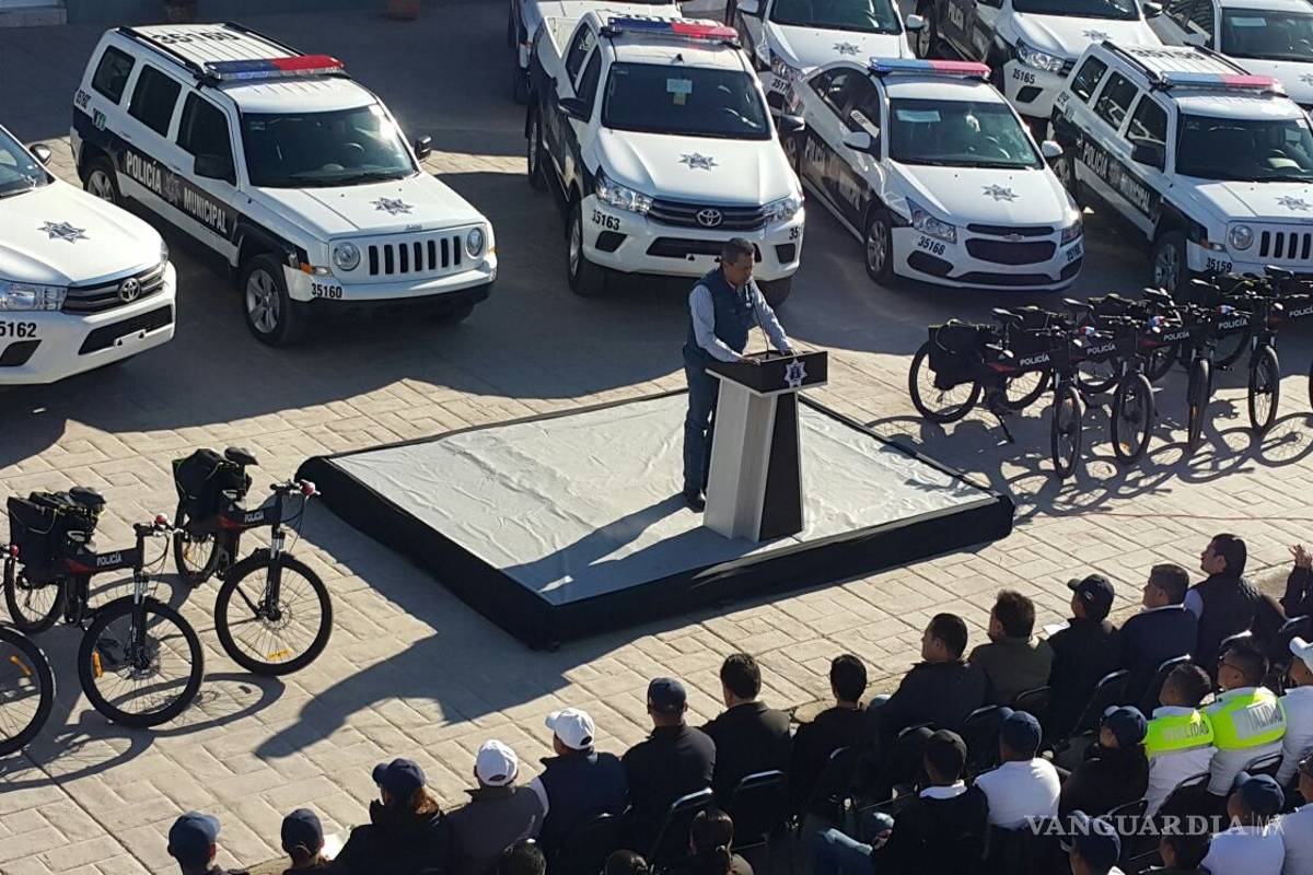 Alcalde entrega patrullas y confirma homologación salarial a policías