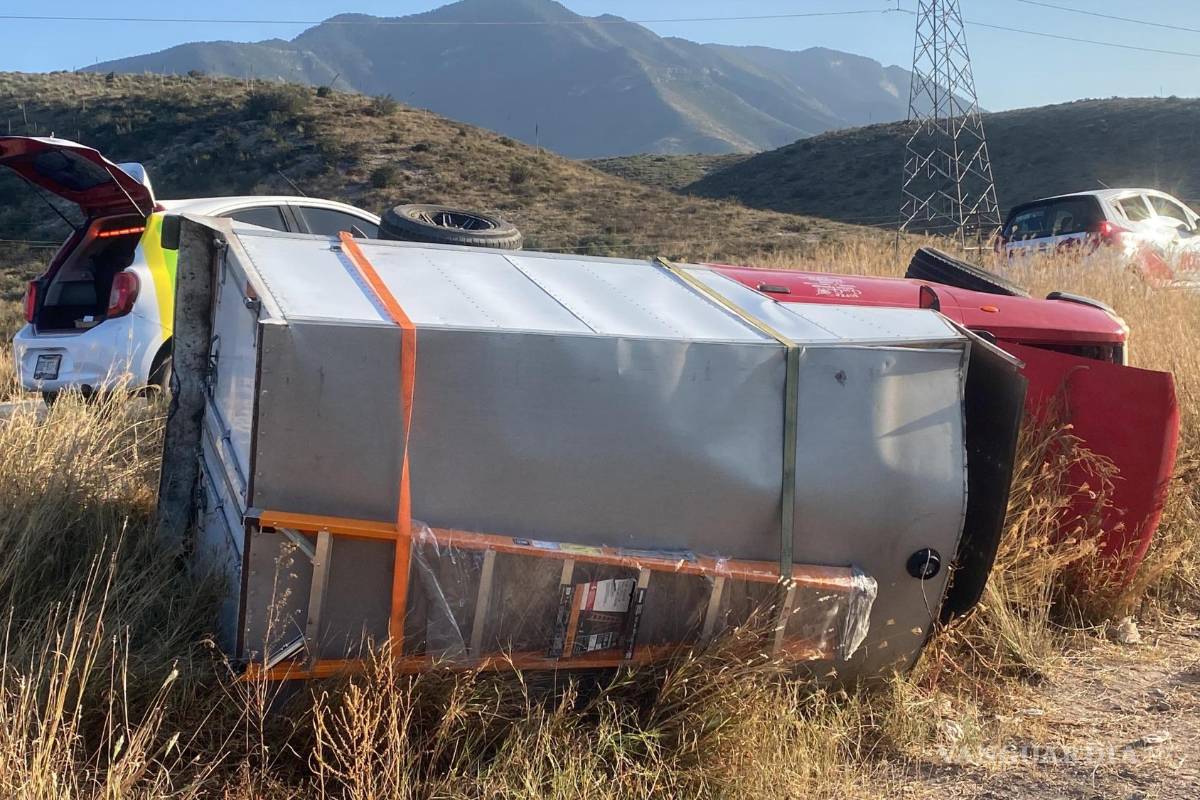 Camioneta se vuelca en la carretera a Zacatecas