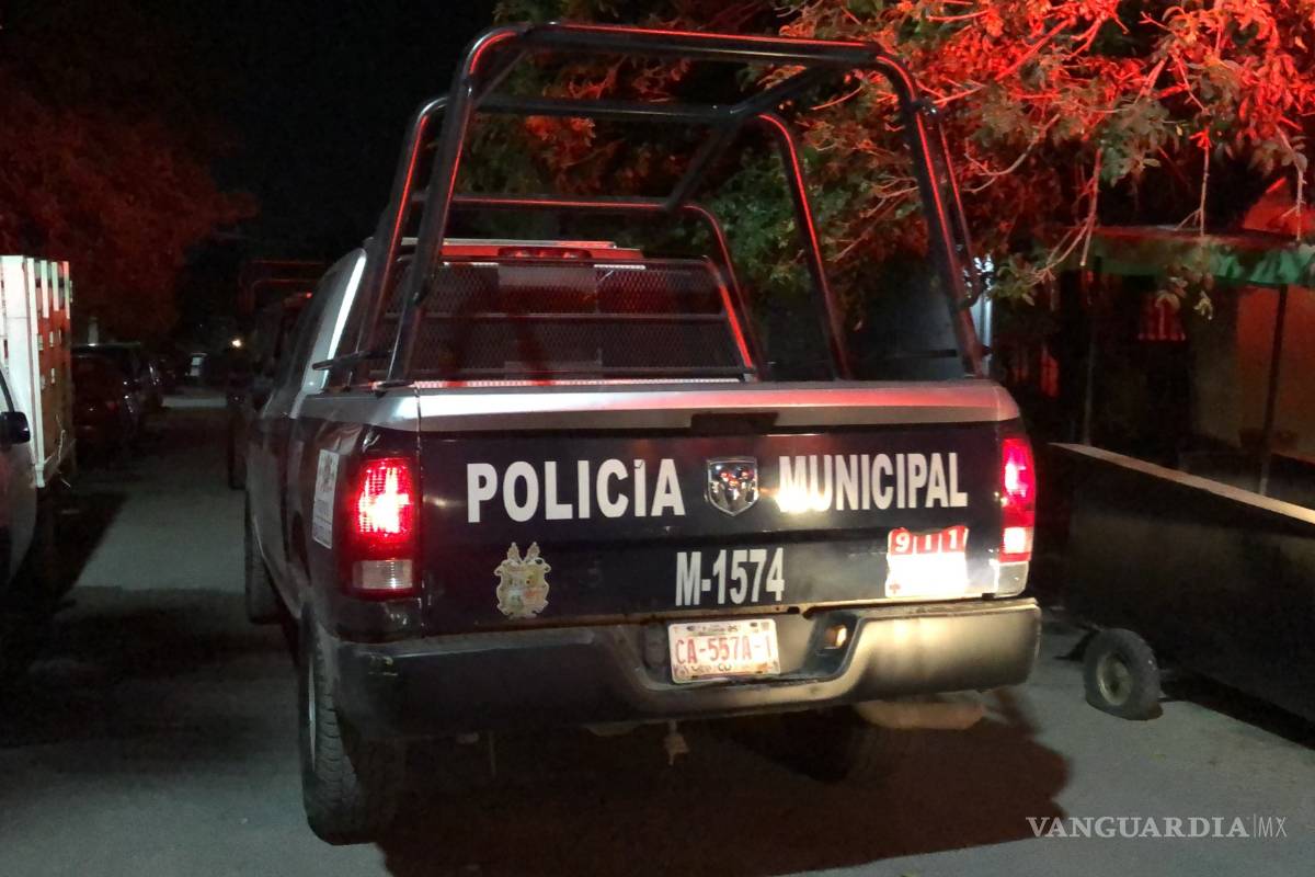 Ebrio apedrea patrulla durante la madrugada en colonia de Saltillo