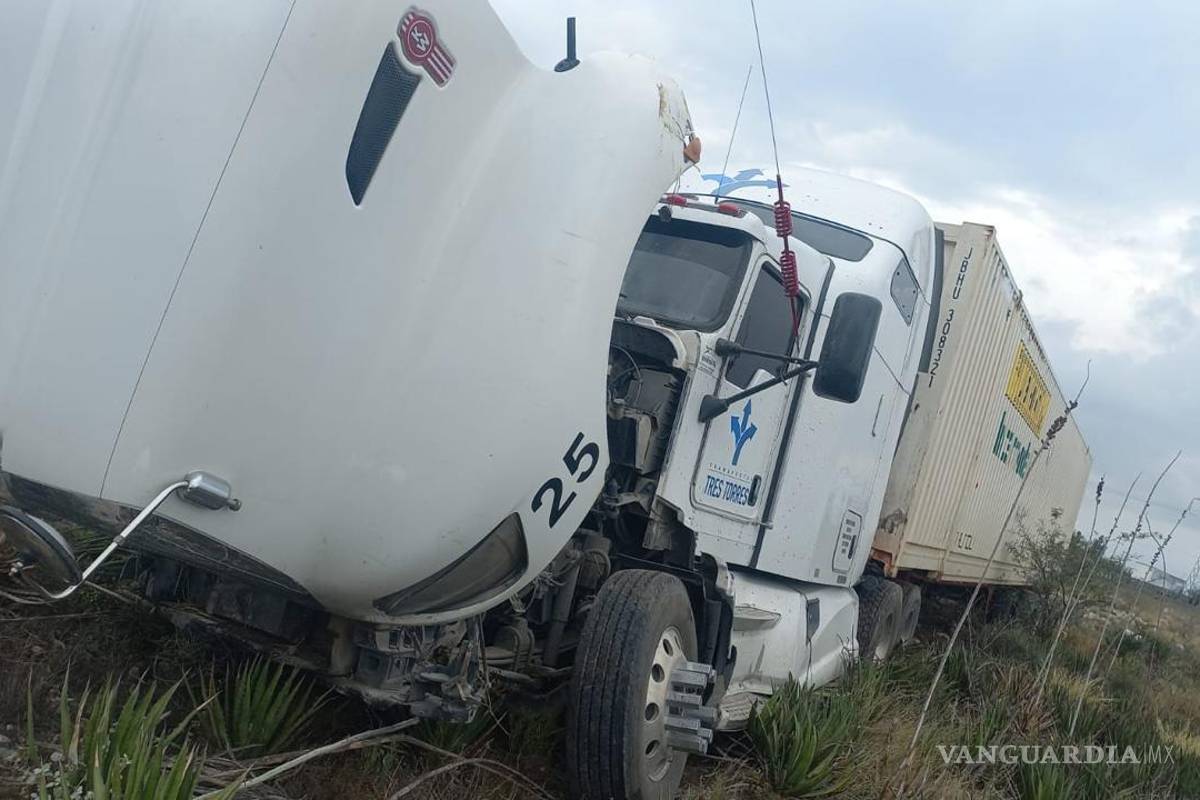Choca a colega y lo saca de la carretera en Ramos Arizpe