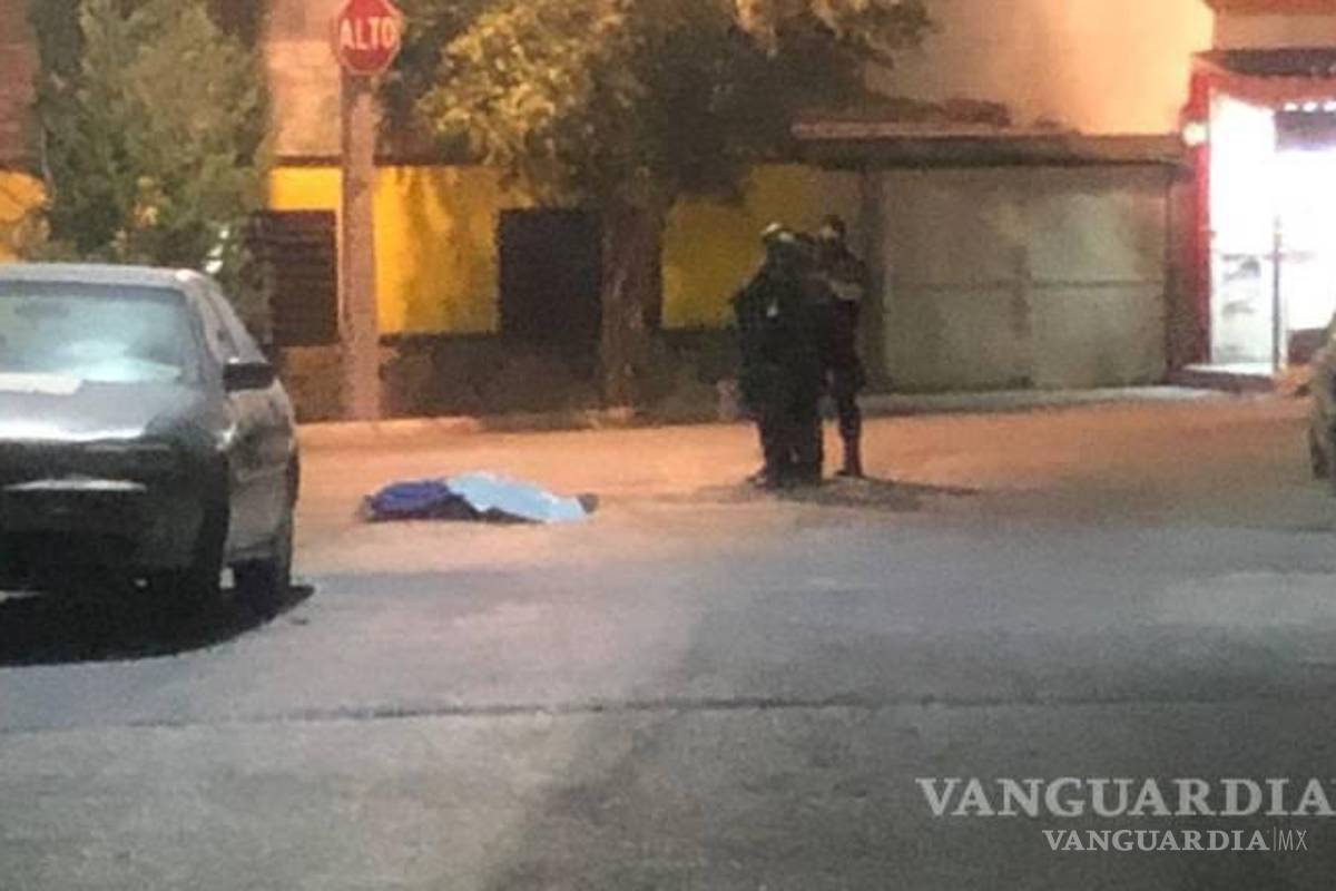 $!Tras recibir el disparo, el joven quedó tendido en el pavimento.