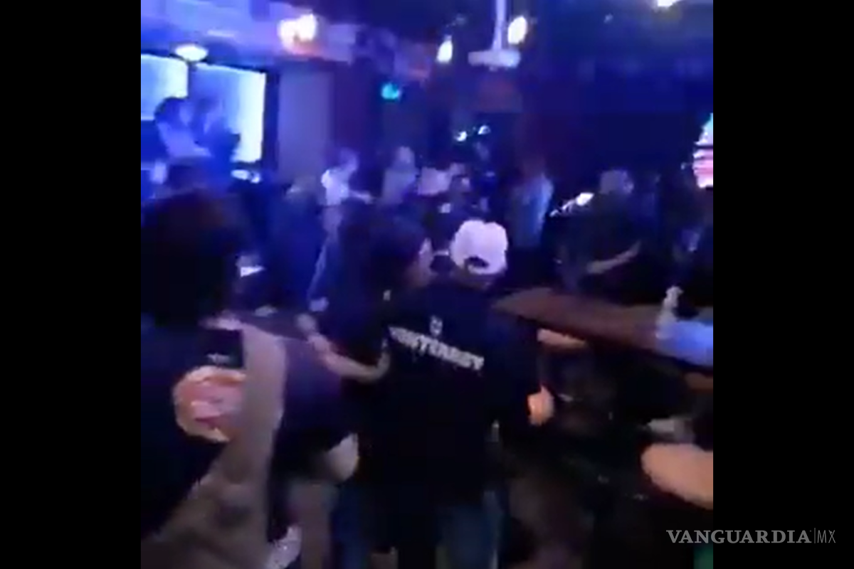 ¡Y que se arma la bronca! Aficionados de Rayados pelean en bar de Dubái