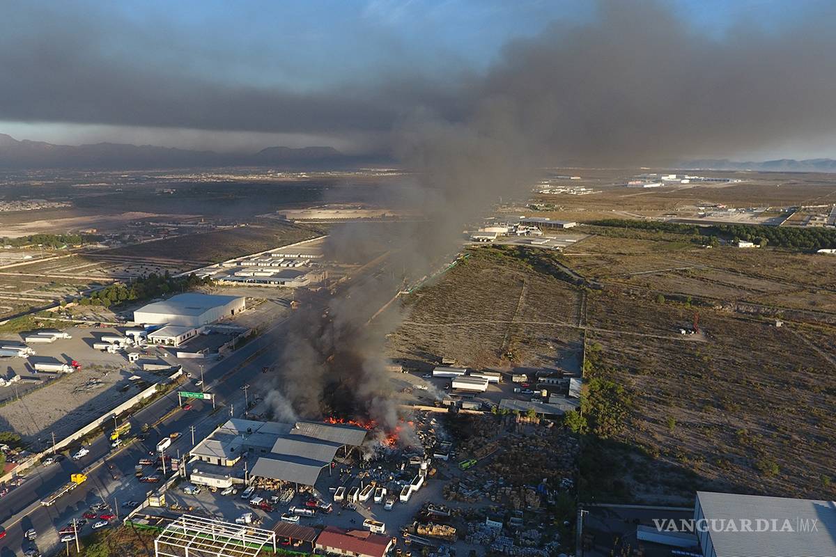 $!Incendio consume recicladora en Arteaga, Coahuila (Fotos)