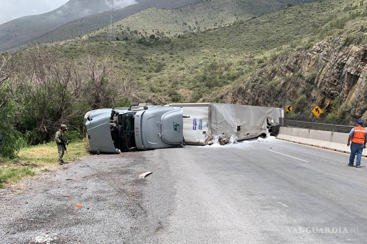 Vuelca tortón cargado con 18 tons. de polímero