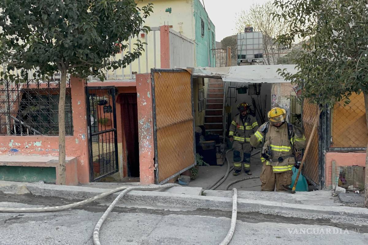 Incendio de tejabán causa movilización en Saltillo; hombre queda sin hogar