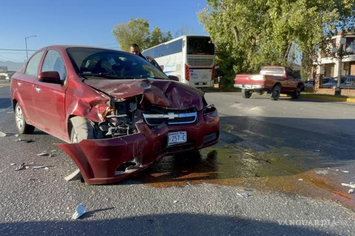 $!El conductor del Chevrolet Aveo, José Alberto “N”, también resultó con lesiones menores y fue valorado por los socorristas en el lugar.