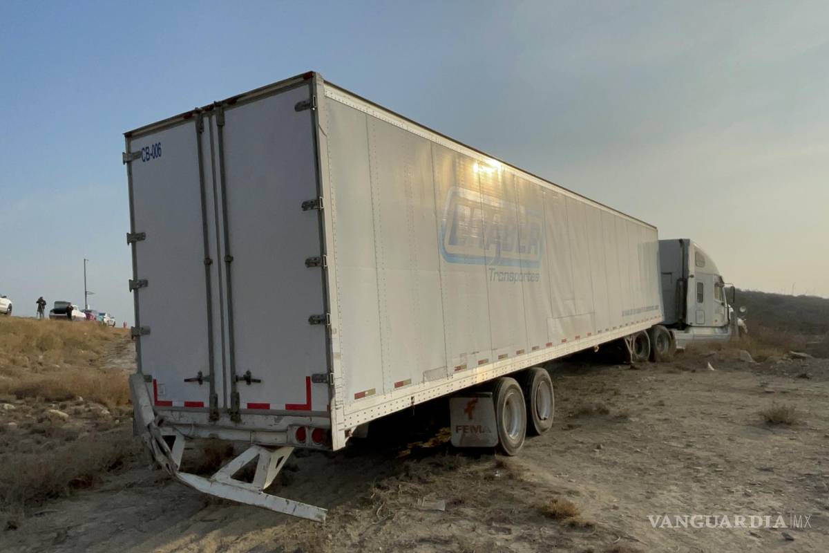 Por evitar choque, trailero cae a barranco en libramiento de Saltillo