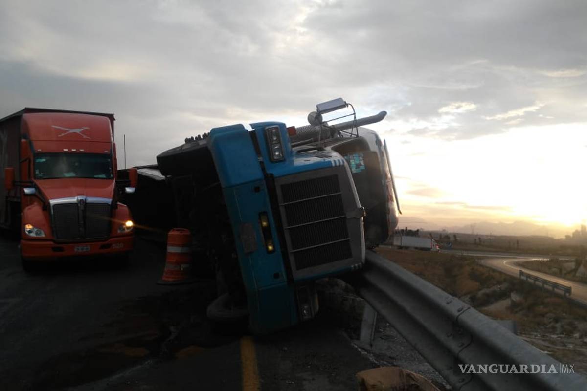 Vuelca tráiler en la Saltillo - Monterrey; no se reportan lesionados
