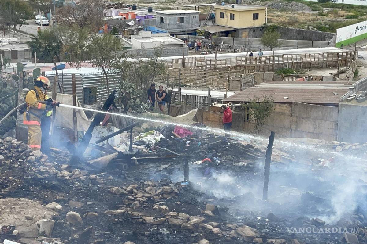 Incendio arrasa con tejabán de pepenadores en Ramos Arizpe