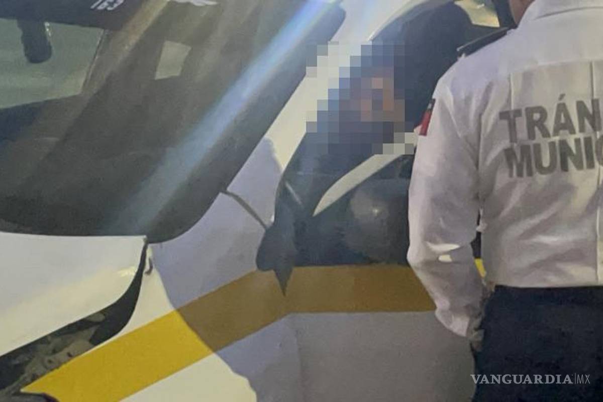 $!El taxista intentó escapar tras el primer choque, pero la evidencia lo delató frente a las autoridades.