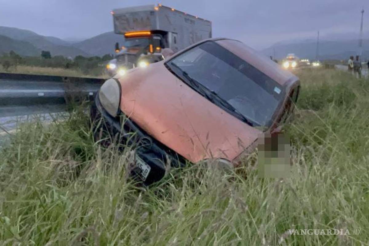 Se sale del camino y deja carro abandonado en la Saltillo-Torreón