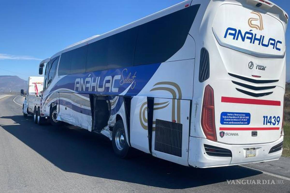 $!El autobús de la línea Anáhuac fue impactado por un tráiler en el kilómetro 2.5 del libramiento norponiente.