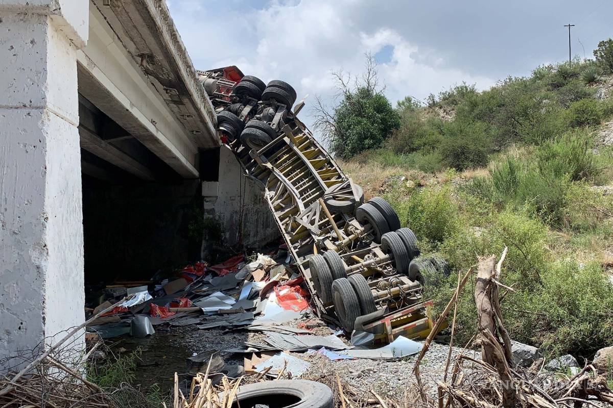 Vuelca tráiler y cuelga de puente en Los Chorros
