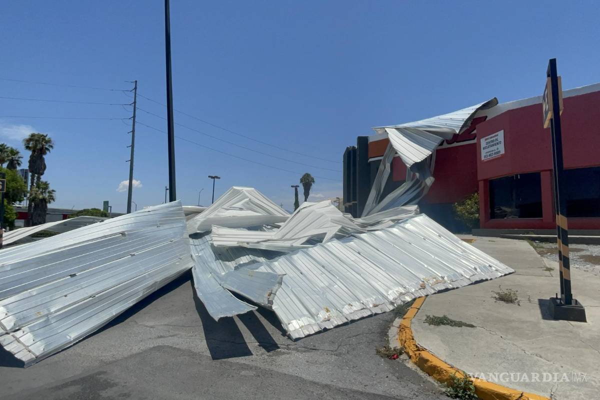 Ráfaga de viento vuela techo de lámina de refaccionaria en Saltillo