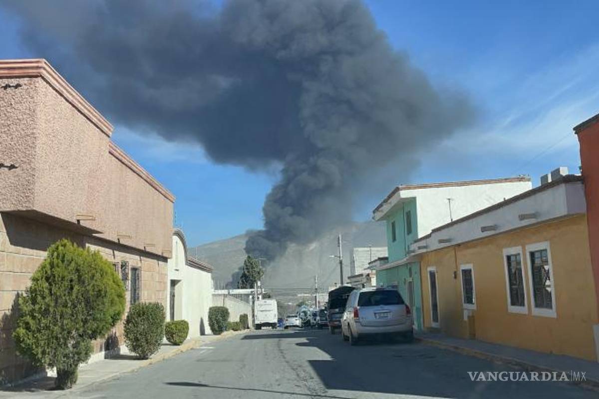 $!El camino a la colonia La Nogalera fue cerrado por seguridad mientras los equipos de emergencia combatían el incendio en la recicladora de Arteaga.