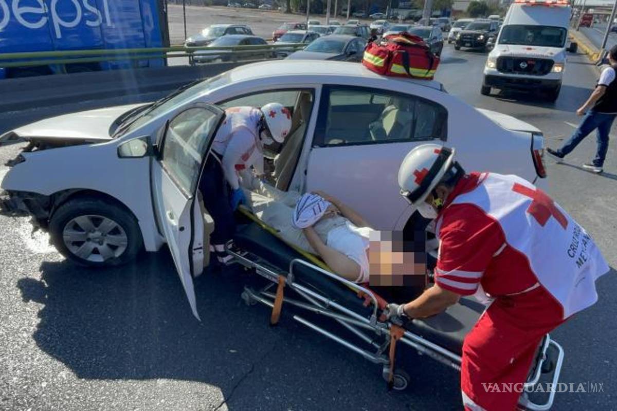 $!Paramédicos de la Cruz Roja atendieron a la conductora antes de trasladarla al Hospital General.