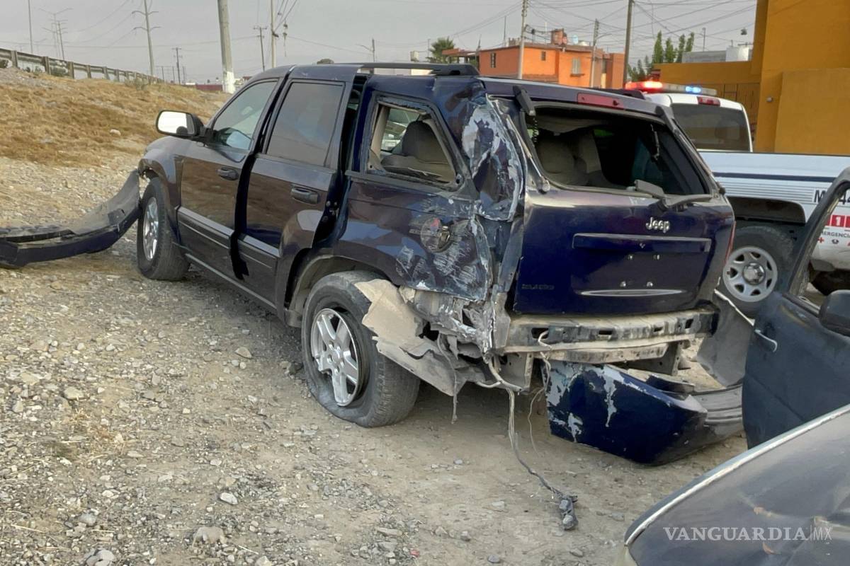 Choca contra transporte de personal al pasarse en ámbar, en Saltillo; conductora queda lesionada