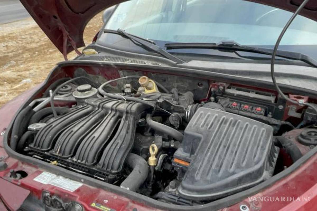 $!El conductor abrió el cofre al detectar humo mientras circulaba por el bulevar Fundadores.