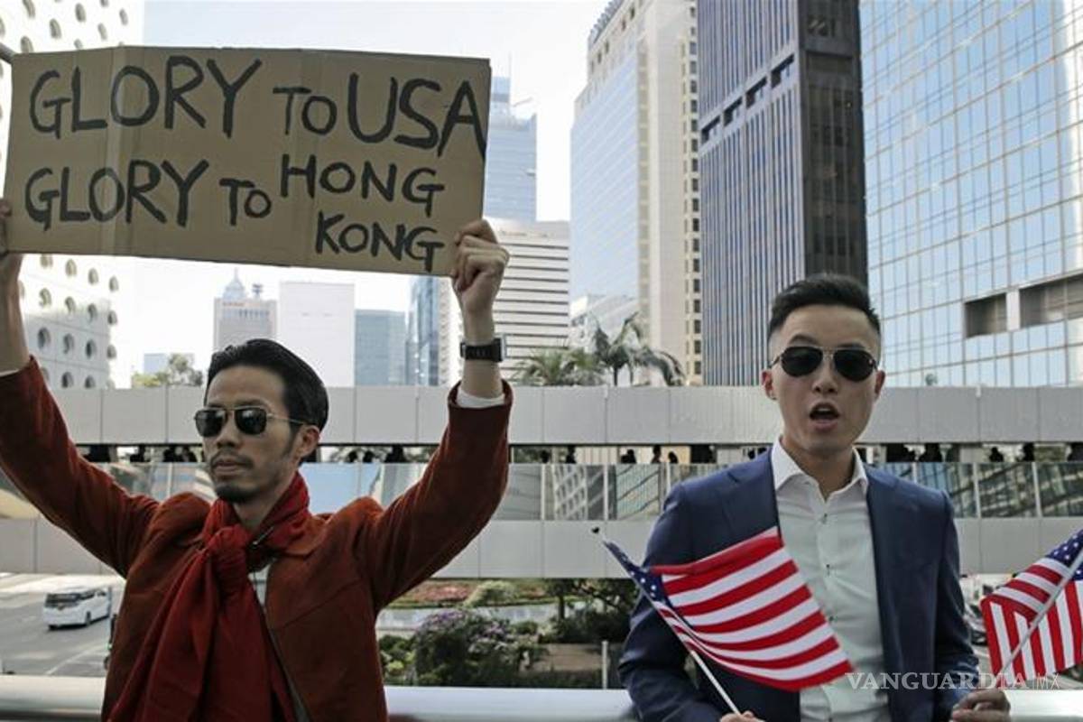 Trump firma ley a favor de los manifestantes de Hong Kong; China amenaza con duras medidas