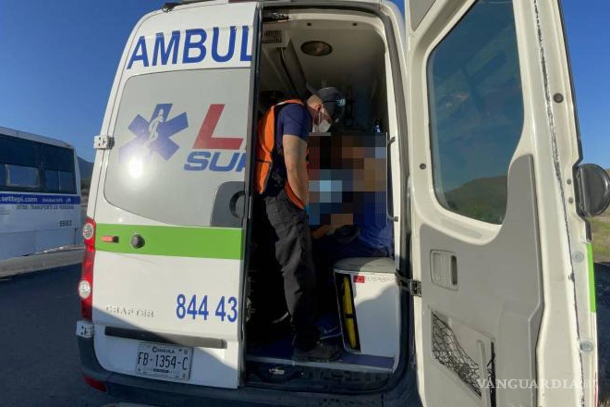 $!Personal de emergencias atiendio a los pasajeros del autobús, quienes sufrieron golpes leves tras el choque.