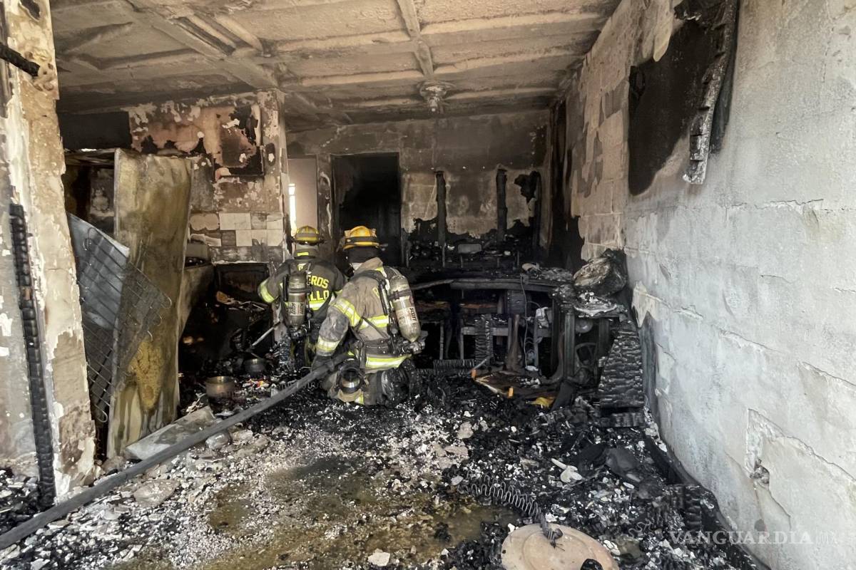 En Saltillo misterioso incendio consume casa por completo; vecinos señalan a hombre que paseaba por los techos