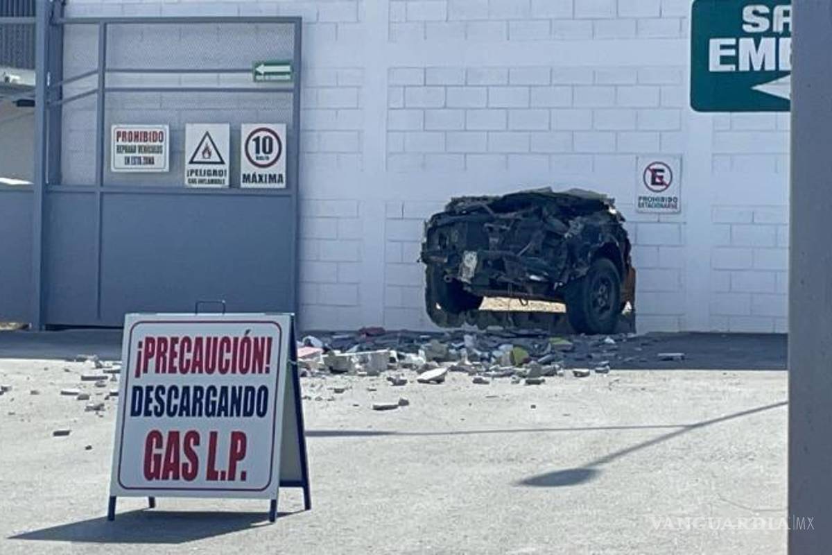 Camioneta sin frenos con 10 personas termina incrustada en barda de gasera, al oriente de Saltillo