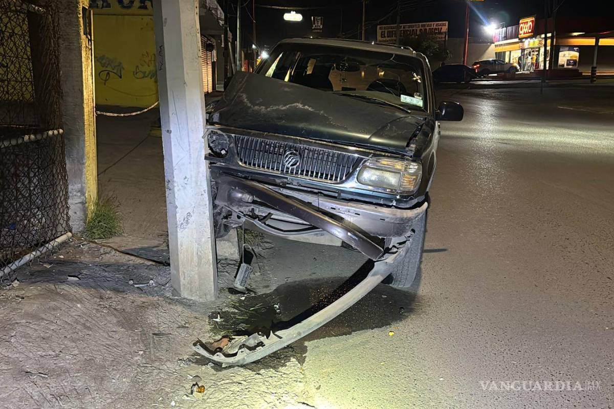 Abandona camioneta tras chocar contra dos postes en Saltillo