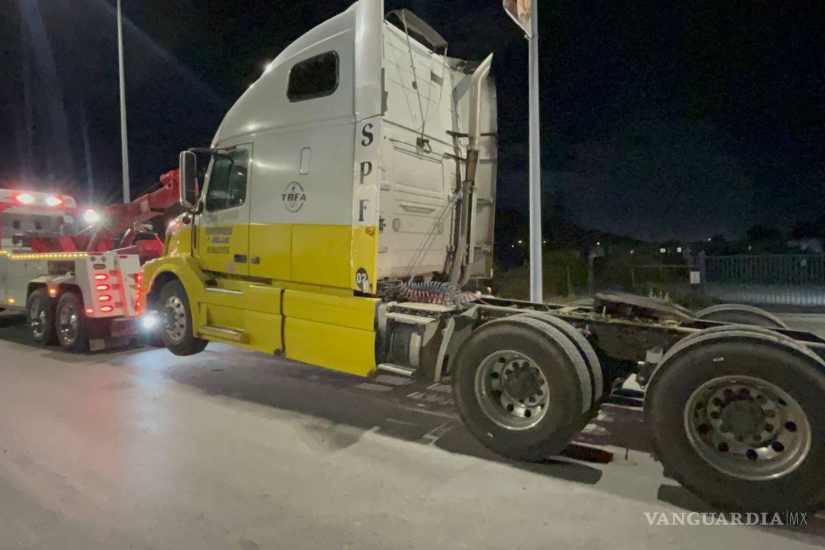 $!Grúa especializada retiró los restos del tráiler de las vías del tren y la carretera.
