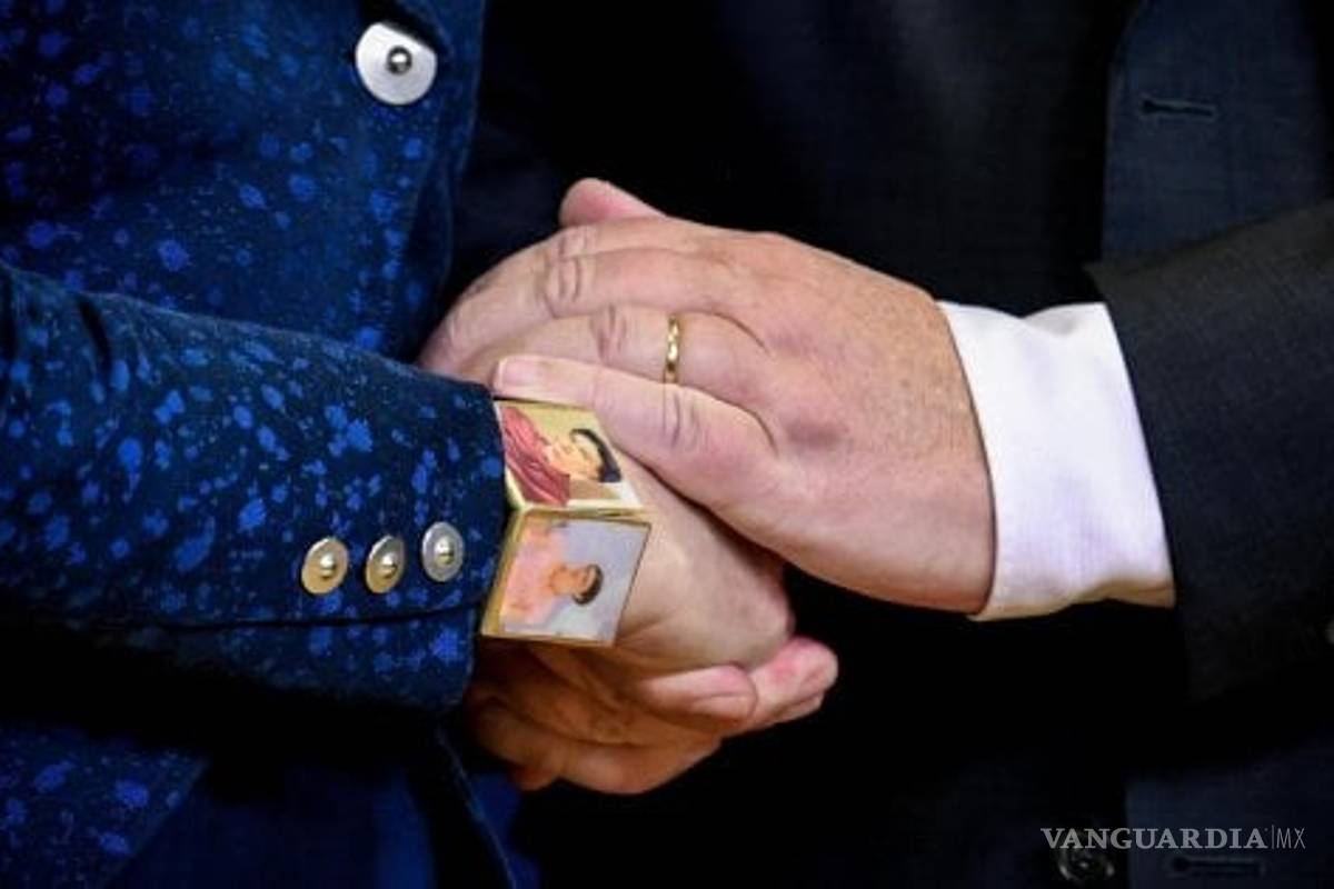 Sin importar el Brexit, Theresa May muestra con orgullo su afición por Frida Kahlo