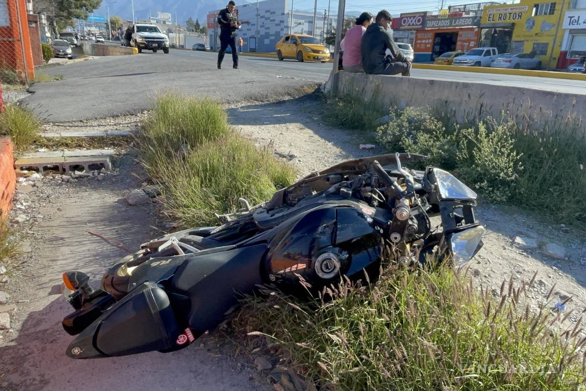 Conductor embiste a motociclista, y su moto atropella a peatón, en la Bellavista de Saltillo