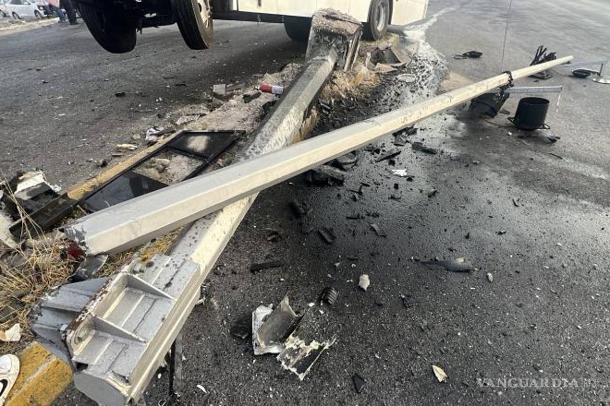 $!El semáforo fue derribado por uno de los camiones tras salirse del carril y terminar en el camellón.