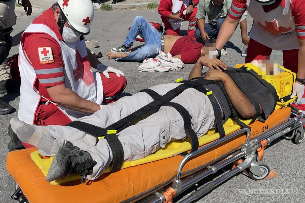 Automóvil corta circulación a motocicleta y la choca en Saltillo; hay dos lesionados