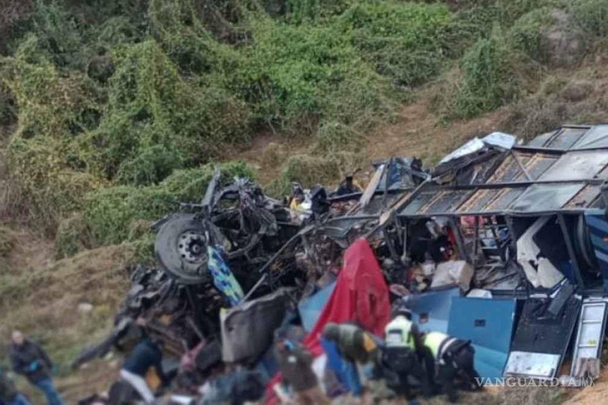 Autobús turístico se incendia, tras chocar contra tráiler en Tabasco; mueren 30 personas