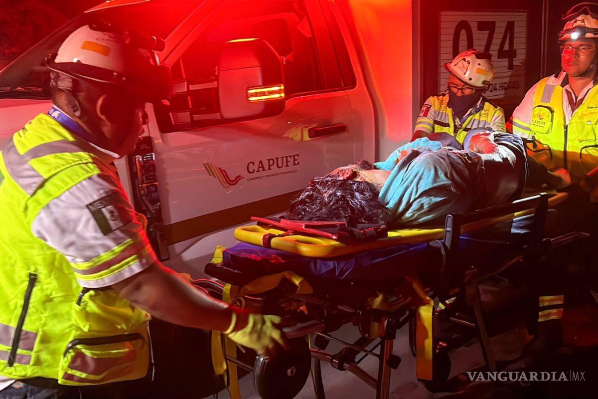 Trailero queda prensado tras volcadura en Los Chorros