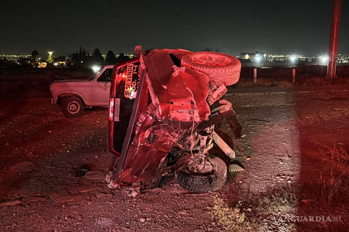 Aparatoso choque con volcadura deja cuatro jóvenes lesionados al oriente de Saltillo