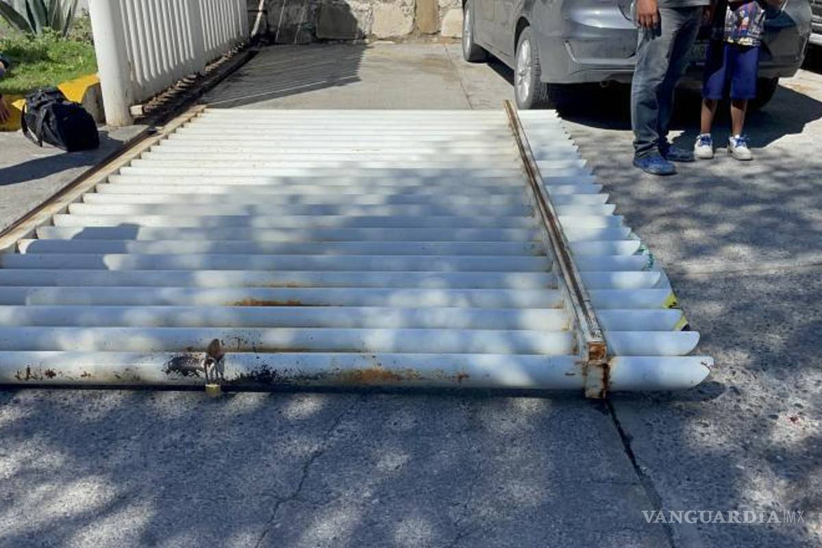 $!Entre mas de 10 personas levantaron el portón para sacar al hombre.