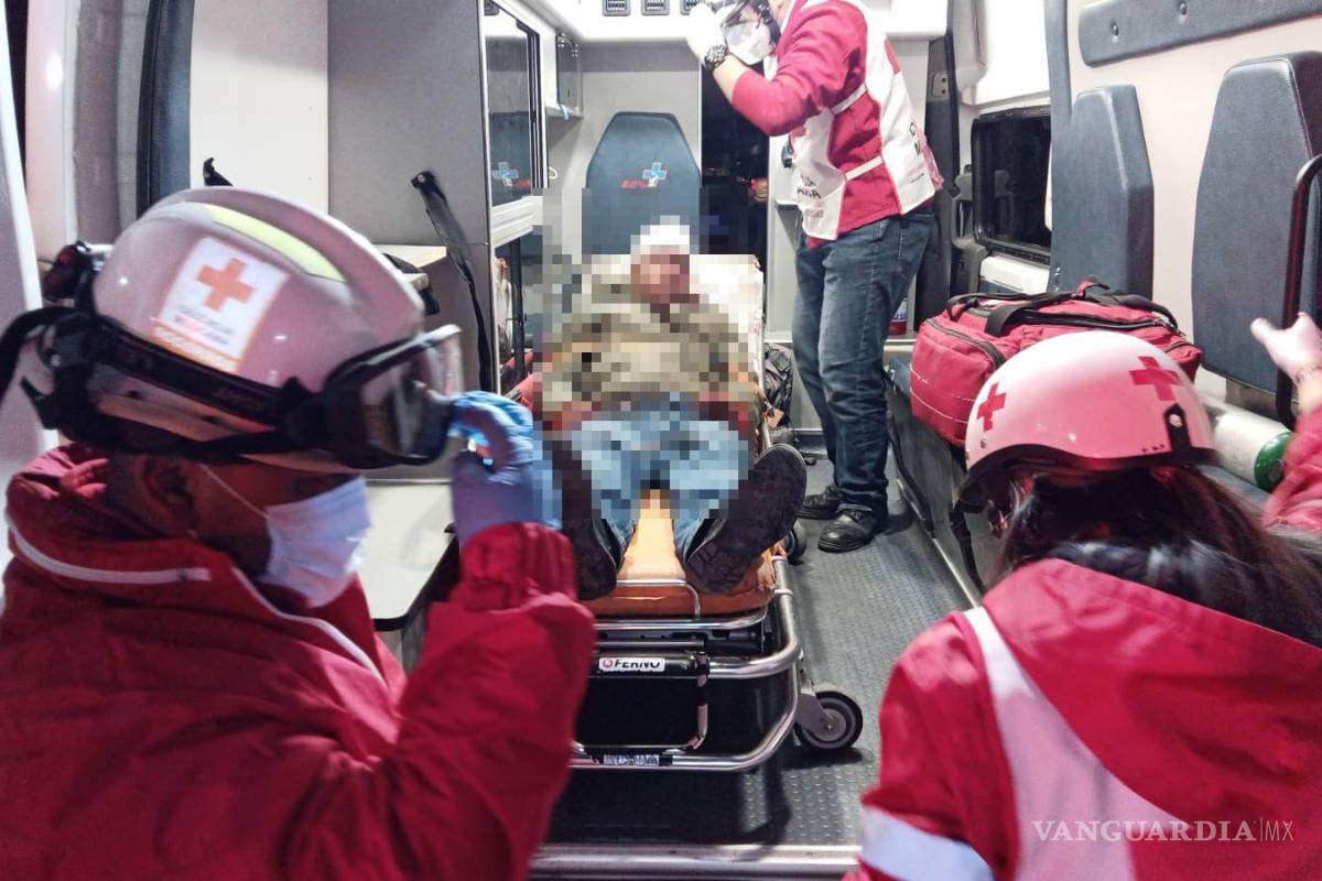 $!El conductor fue trasladado al IMSS tras sufrir una herida en el cráneo por el impacto contra el vehículo estacionado.