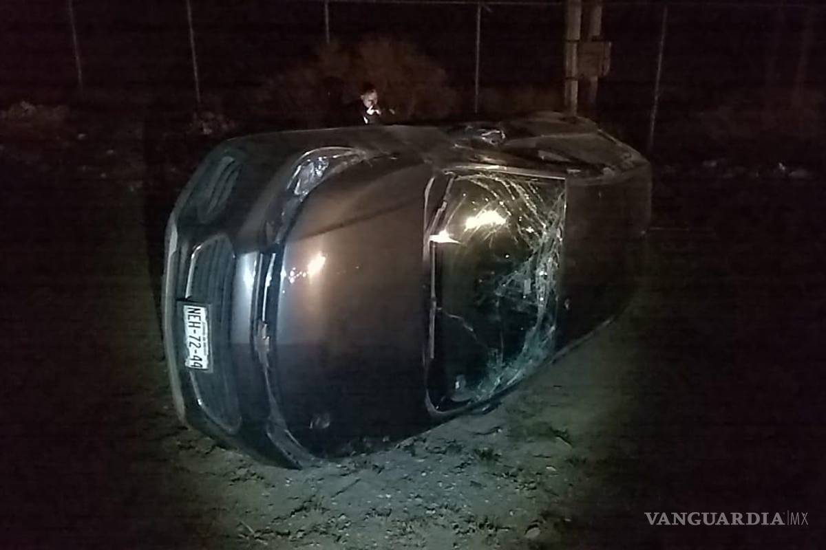 Choca y vuelca sobre autopista Monterrey-Saltillo