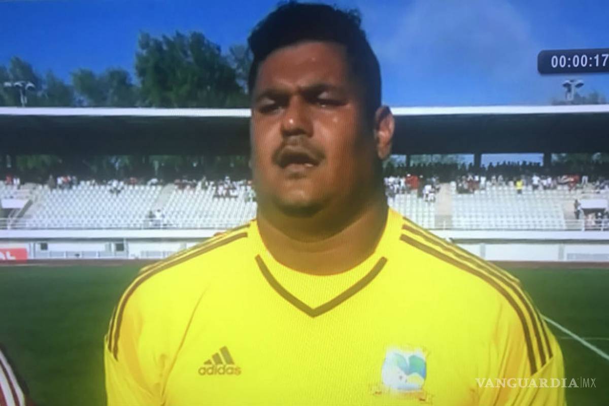 Portero se hace viral por su aspecto físico