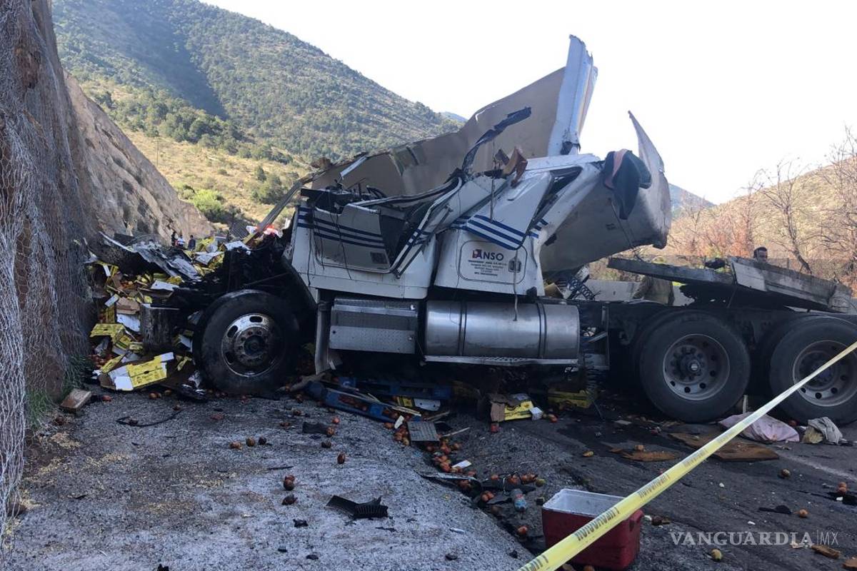 Muere trailero en accidente en Arteaga, Coahuila