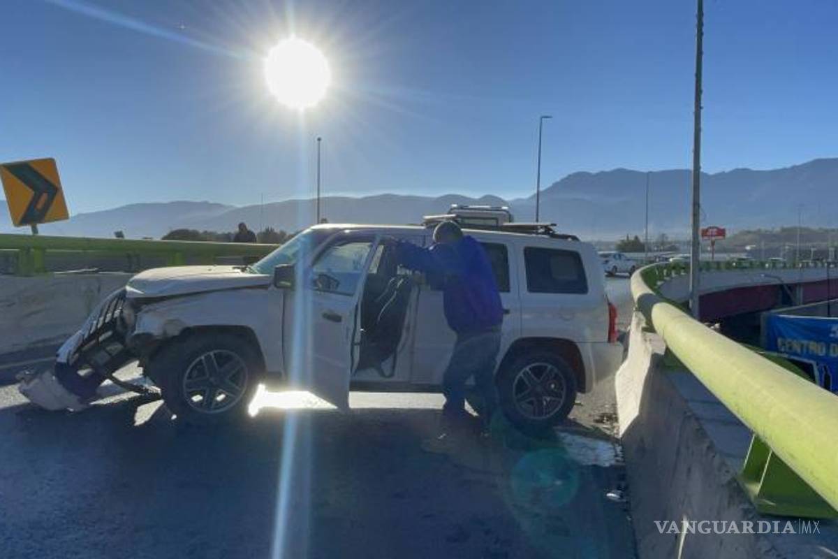 $!La camioneta Jeep Patriot quedó atravesada sobre el carril del distribuidor vial El Sarape tras impactarse contra el muro de contención.