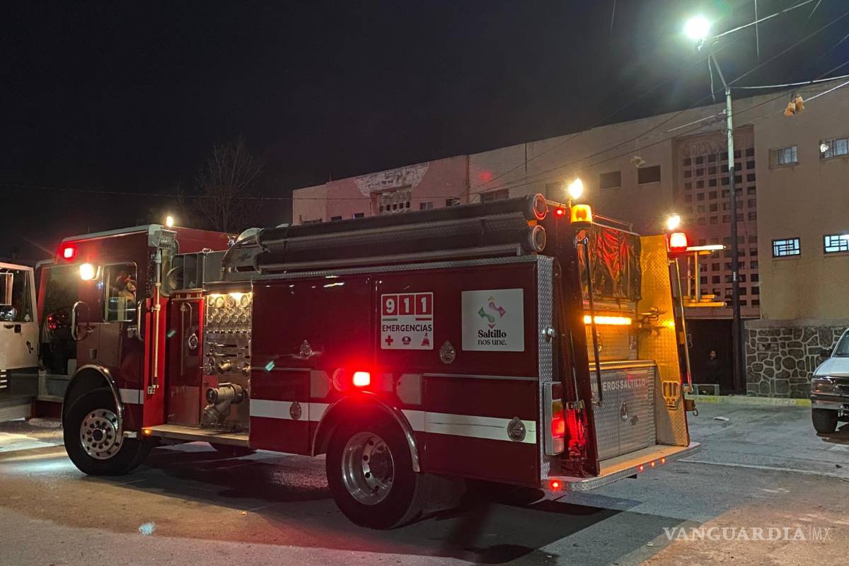 Saltillo: se avienta de un tercer piso y se fractura las piernas; departamento estaba en llamas