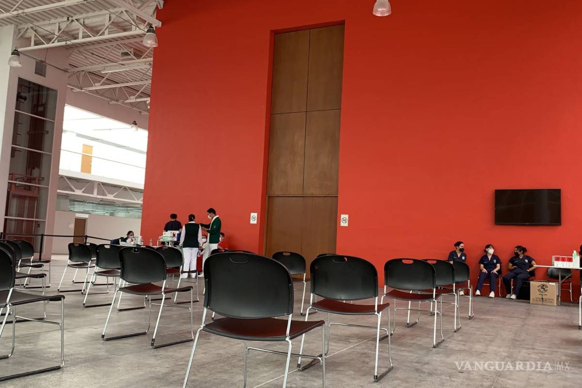 Lucen solos módulo de vacunación en Ciudad Universitaria