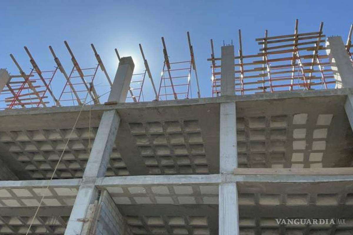 $!El obrero cayó de una altura de aproximadamente dos metros tras perder el equilibrio por una convulsión, según relataron sus compañeros.