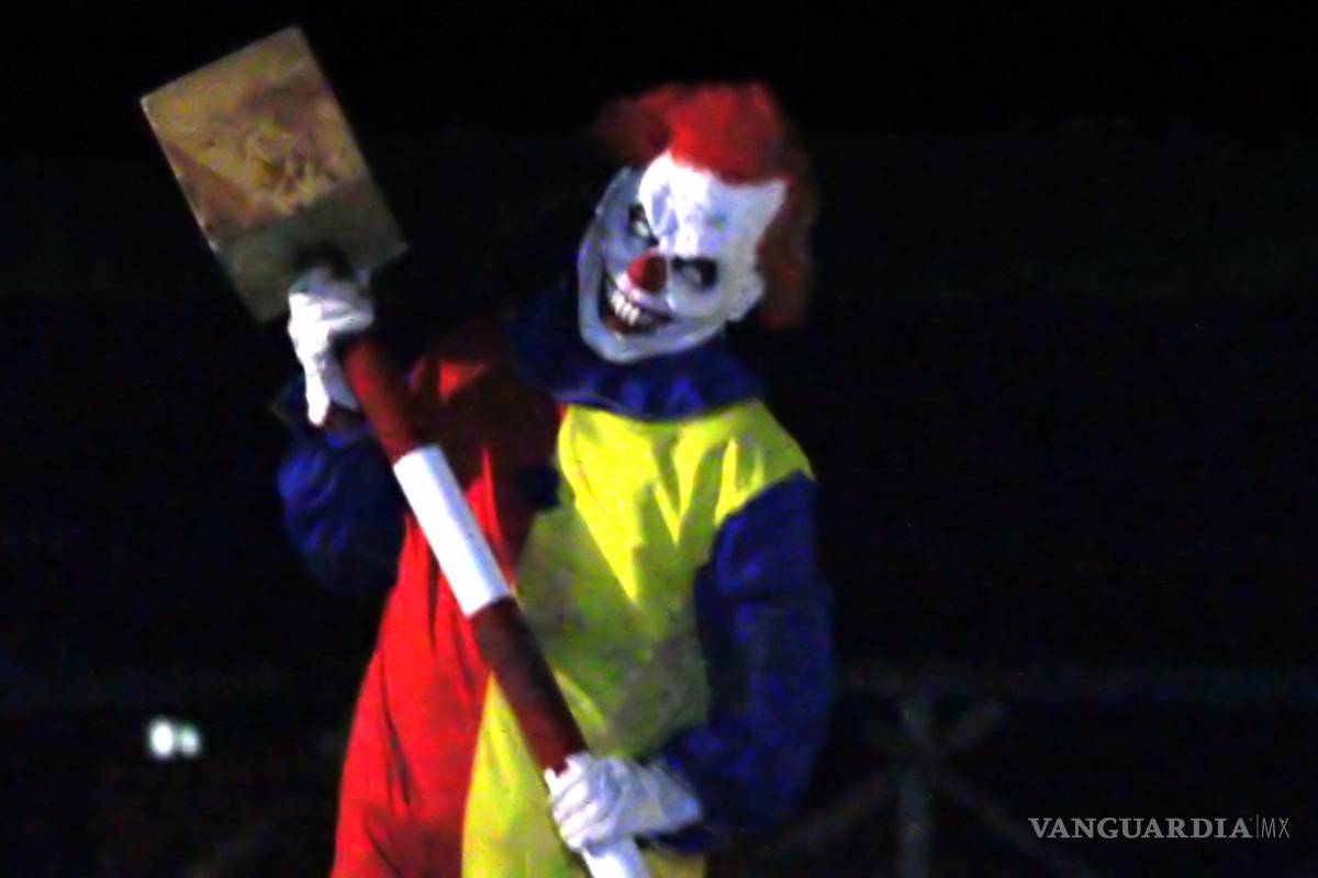 Hombre vestido de payaso apuñaló a un joven